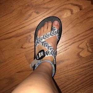 chacos trine black and white